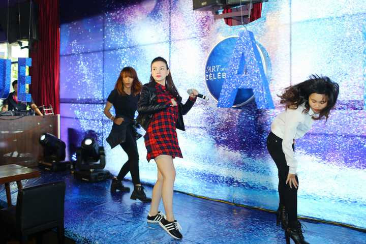 Thu Thủy sinh năm 1984, nổi tiếng từ khá sớm khi tham gia sinh hoạt tại Nhà thiếu nhi TP.HCM cùng các cựu thành viên của hai nhóm Mắt Ngọc và Mây Trắng. 