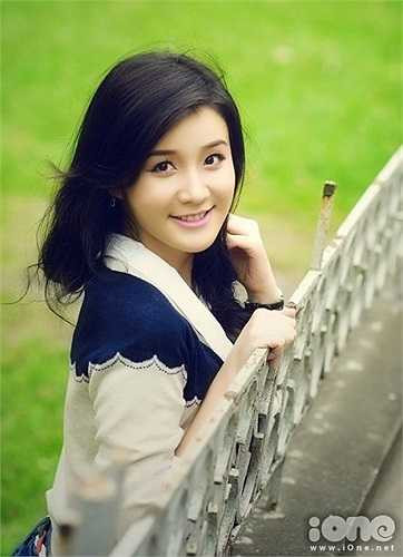 Là nữ sinh có gương mặt xinh xắn, đáng yêu, Xuân Mai được nhiều người biết đến khi đạt giải Nhất cuộc thi Miss Teen 2009. 