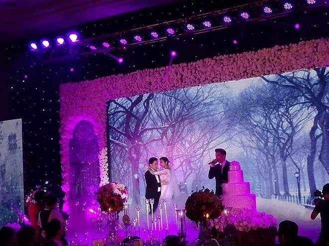 Để tránh sự tác nghiệp của giới truyền thông, cũng như hình ảnh đám cưới rò rỉ ra ngoài, Lam Trường đã huy động lực lượng bảo vệ của tòa cao ốc để siết chặt, kiểm soát an ninh, không cho báo chí tiếp cận tiệc cưới ngay từ chiều. Theo đó, bất cứ khách mời nào đến dự tiệc đều phải mang theo thiệp cưới mới được bảo vệ cho vào bên trong.