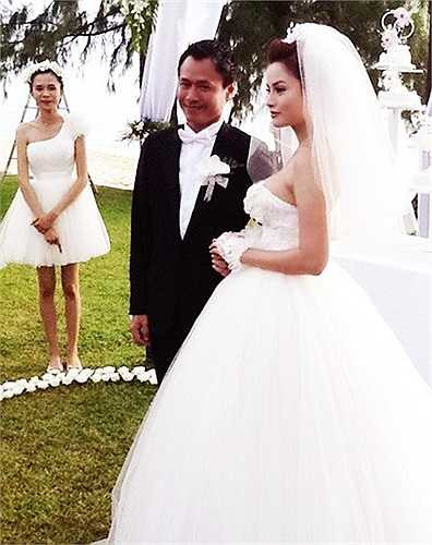 Cuối tháng 9/2011, Vũ Thu Phương bất ngờ tuyên bố giải nghệ. Cùng thời điểm, trong giới rộ lên thông tin rằng người đẹp bỏ cuộc chơi để lấy chồng. Ông xã của Vũ Thu Phương là doanh nhân Trần Thanh Hải, lớn hơn cô 9 tuổi, đã trải qua một đời vợ và có con riêng