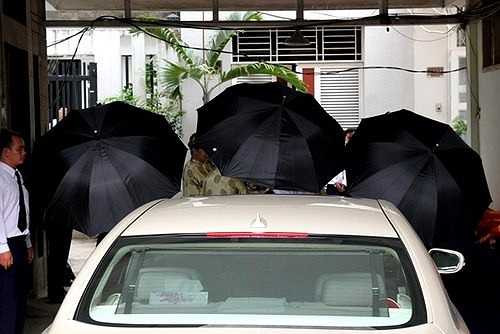 Được xem là đám cưới được mong đợi nhất của showbiz Việt nhưng hôn lễ của Hà Tăng diễn ra khá bí mật. Dàn bảo vệ dày đặc chặn mọi ngả không cho người lạ tiếp cận đám cưới. Họ dùng ô đen cỡ lớn che tất cả ống kính máy ảnh để hình ảnh của cô dâu không lọt ra ngoài.