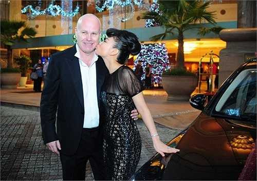 Sau khi lấy chồng, Thu Minh thường khoe trên trang cá nhân những hình ảnh hạnh phúc của mình khi vi vu bên trời Tây cùng với ông xã. Hiện tại, nhiều nguồn tin khẳng định nữ ca sĩ đang mang bầu ở tháng thứ 3. 