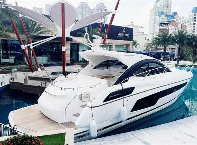 Mới đây, siêu du thuyền loại mới nhất của Sunseeker (Anh) trị giá hơn 1 triệu USD (gần 30 tỷ đồng) đã cập bến Việt Nam và được trưng bày tại khu vực căn hộ mẫu Vinhomes Central Park (TP HCM) để chờ chủ mới. 