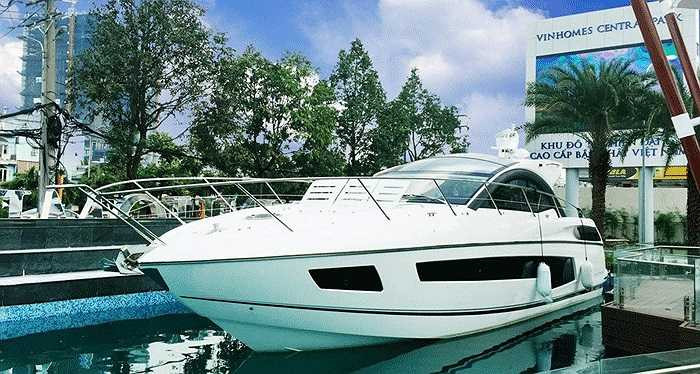 Đây là món quà 'khủng' của tập đoàn Vinhomes dành cho khách hàng may mắn khi mua căn hộ tại dự án căn hộ Vinhomes Central Park. Siêu du thuyền có tốc độ lên tới gần 60km/h, gồm 2 cabin và nội thất sang trọng