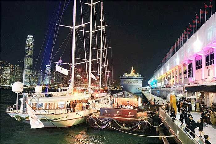 Montigne trị giá 35 triệu USD (khoảng 700 tỷ đồng) đến Vịnh Hạ Long vào ngày 16/11/2012. Du thuyền dài 57m với 3 tầng với thiết kế vô cùng đẹp mắt.