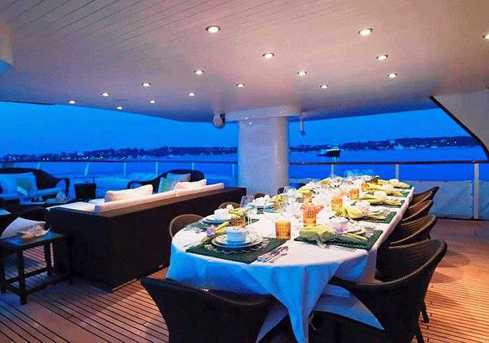 Voyager of the Seas có 5 nhà hàng sang trọng và lộng lẫy, nhà hát có sức chứa lên đến 1.350 khán giả, sân golf và phòng tập leo núi... hiện đại và phong cách. 