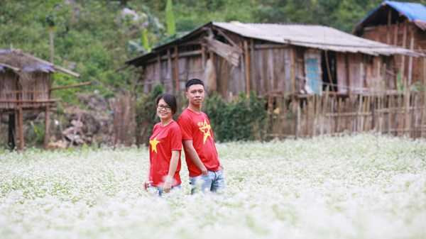 Nhiều bạn trẻ đến Lân Khoản chụp ảnh lưu niệm. Ảnh: Long Quỳnh.