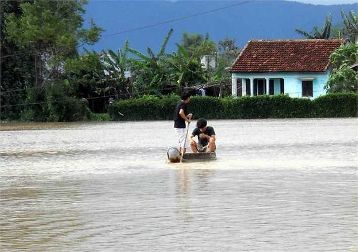 Người dân ở phường Nhơn Bình (Bình Định) dùng các phương tiện tự chế để đi lại - Ảnh: Tuổi trẻ