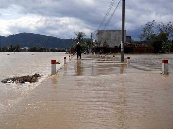 Nước lũ làm chia cắt đường vào khu vực 4, phường Nhơn Phú (Bình Định) - Ảnh: Tuổi trẻ