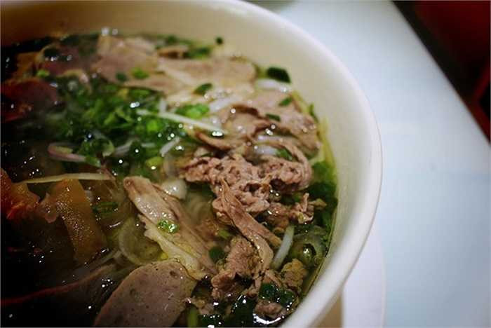Một tô phở để thực khách dự thi gồm 750gr bánh phở, 400gr thịt các loại (tái, nạm, gầu, gân và bò viên) và hai lít nước dùng. Người thách đấu chỉ được xác nhận thắng cuộc khi húp cạn đến giọt cuối cùng của nước phở.