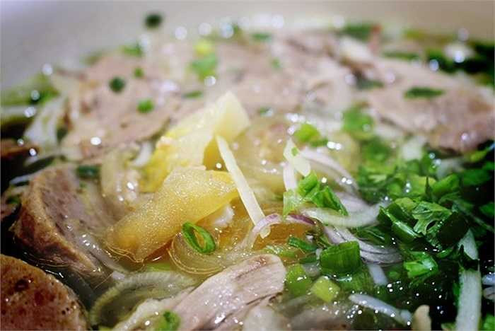 Một trong những mẹo ấy được hầu hết người thắng cuộc chia sẻ là vớt phần bánh phở ra đĩa, thưởng thức riêng, sau đó mới uống cạn nước dùng. (Theo Zing)