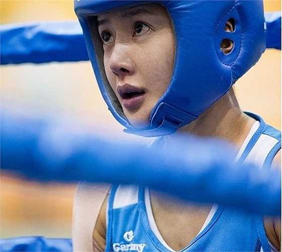 Lee Si Young tên thật là Lee Eun-rae sinh năm 1982 tại Seoul, Hàn Quốc.