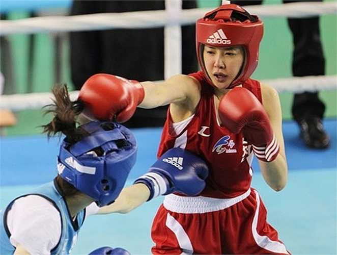 Nhiều khán giả bất ngờ khi biết cô là một võ sĩ boxing vì đây là một môn thể thao không hợp với những người có thân hình như Lee Si Young (giáp đỏ). 