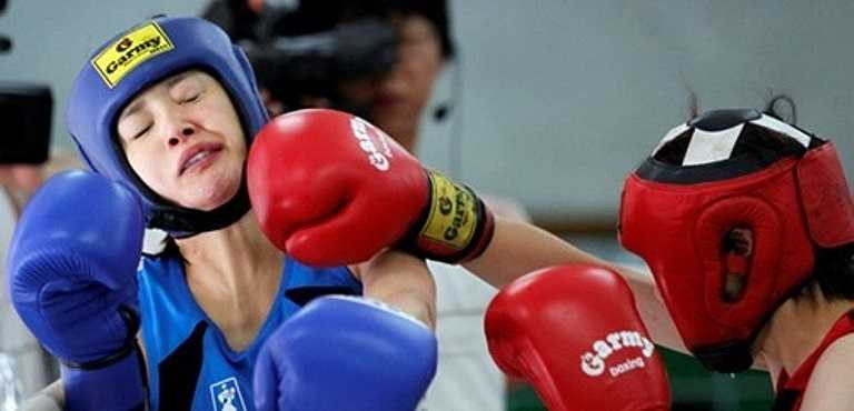 Tháng 7/2011, Lee Si Young (giáp xanh) lại tiếp tục bước lên bục chiến thắng với chiếc HCV hạng cân 50 kg ở giải đấu toàn Seoul .