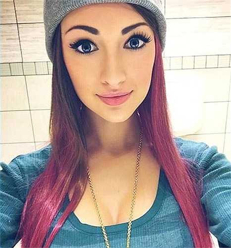 Bên cạnh đó, cô gái người Mỹ còn xuất hiện trong không ít sự kiện từ thiện tại các bệnh viện - nơi có nhiều trẻ em mắc bệnh ung thư. Tại đây, cô đã hát ca khúc Let it go quen thuộc và dùng toàn bộ doanh thu từ hình ảnh của mình để quyên góp. 