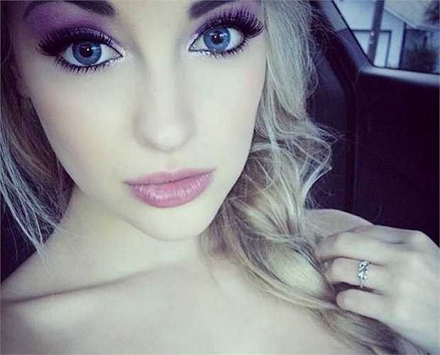 Ngôi sao mới nổi nhận được nhiều sự chú ý từ mọi người. Trang Instagram cá nhân của cô hiện hút hơn 570.000 người theo dõi, Twitter là 52.000 và fanpage trên Facebook có 28.000 like (thích).