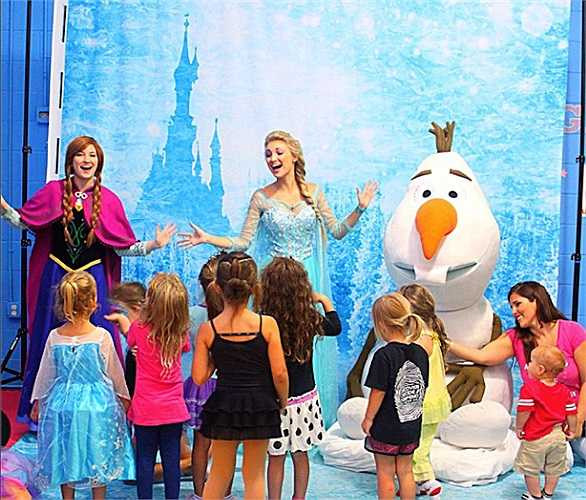 Trang Daily Mail mới đây cũng cho biết thêm về cuộc sống thực của cô gái giống hệt Nữ hoàng băng giá này. Theo đó, sau khi nổi tiếng trên mạng, Anna thường xuyên được mời làm người mẫu chụp ảnh trên báo dành cho teen, hoá thân thành công chúa Elsa trong rất nhiều sự kiện cho thiếu nhi