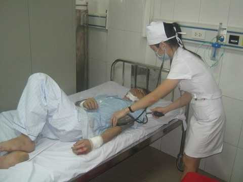 Lật xe chở 35 người đi đám cưới: Tài xế khai gì?