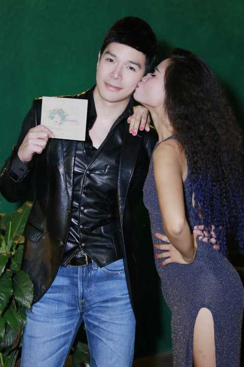 Nam ca sĩ “Xinh” khoe vẻ điển trai đầy nam tính với trang phục jeans phối cùng gilet và áo vest da sang trọng, hiện đại và khoẻ khoắn.