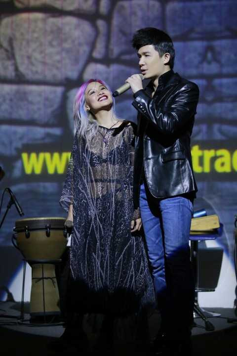 Nam ca sỹ vui mừng khi tái ngộ bạn thân Mai Khôi, “người tình tin đồn” một thời của anh. Cặp đôi thân thiết và gắn bó từ khi Nathan Lee mới về nước lập nghiệp. Thời gian vừa qua, Mai Khôi lấy chồng và chuyển ra Hà Nội sinh sống nên hai người ít có dịp gặp nhau hơn.