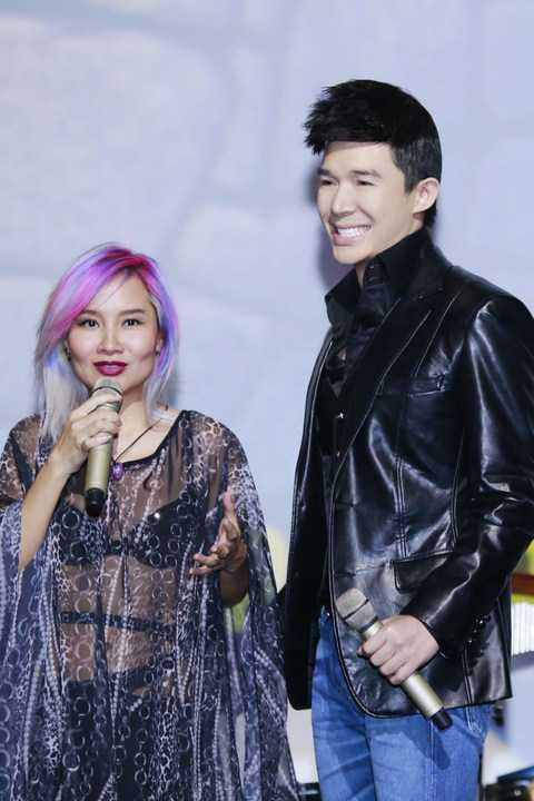 Tuy đã hơn 3 năm không song ca cùng nhau trên sân khấu nhưng Nathan Lee và Mai Khôi vẫn rất “mùi mẫn” khi thể hiện đầy ngọt ngào ca khúc “Let it be me” làm tất cả khán giả phải say đắm.