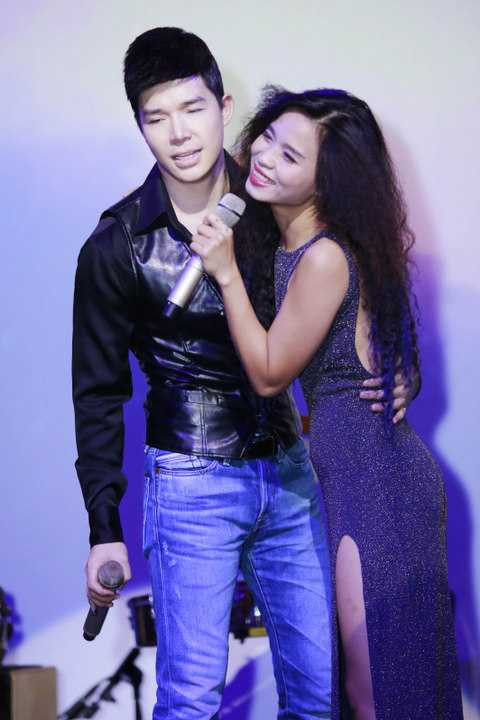 Nữ ca sĩ Đồng Lan ngày càng tìm được chỗ đứng của mình trong làng nhạc Việt, cô được khán giả yêu mến hơn sau khi gây ấn tượng mạnh tại chương trình The Voice mùa đầu tiên. Đồng Lan rất hạnh phúc khi Nathan Lee tham gia đêm nhạc cùng mình và không ngại ôm hôn anh thắm thiết. 