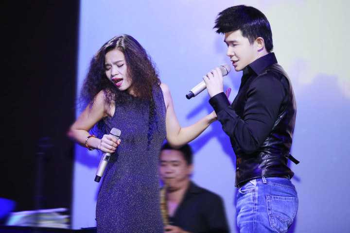 Ngoài những ca khúc song ca rất ấn tượng cùng với Đồng Lan như: “Lại gần hôn anh”, “Lãng du”... Nathan Lee làm cả khán phòng lắng đọng với phần thể hiện ngọt ngào đầy xúc cảm bằng 3 thứ tiếng Anh, Pháp, Việt những ca khúc bất hủ như: “Tuyết rơi”, “Nếu xa nhau”, “Quando”... Đặc biệt, phần thể hiện “như lên đồng” ca khúc “Aline” làm cả khán phòng “nổi da gà”.