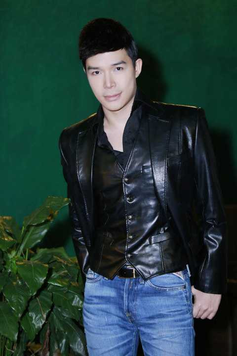 Đây là đêm diễn đầu tiên của Nathan Lee khi anh vừa về tới Việt Nam, những ngày sắp tới, nam ca sĩ sẽ bận rộn với lịch diễn sự kiện dày đặc. Trong tháng 12, anh cùng bạn thân Ngọc Anh sẽ giới thiệu đến người hâm mộ dòng sản phẩm làm đẹp cao cấp của riêng mình.