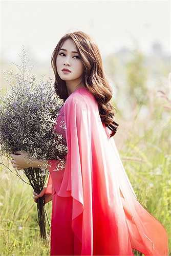 Cô may mắn sở hữu vẻ đẹp thuần khiến, trong sáng đậm chất châu Á và một phong cách thời trang tinh tế, thanh lịch và cực kì nữ tính.