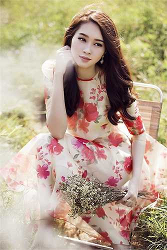 'Màu sắc của BST cũng đa dạng như ý nghĩa các loài hoa, lúc vui tươi bay bổng với màu sắc rực rỡ, lúc lại u buồn, tĩnh lặng và bí ẩn với những tông màu trầm tinh tế'