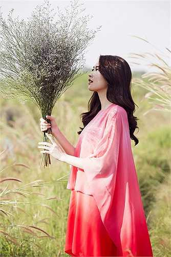 Thu Thảo chia sẻ cô đã cân nhắc rất nhiều khi chọn những thiết kế phù hợp với vóc dáng của mình và tôn lên nét đẹp tự nhiên mà cô luôn muốn giữ gìn và hướng đến