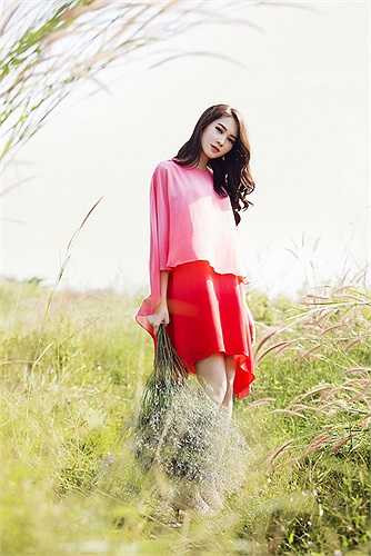 Thu Thảo rất hiếm khi nhận lời làm người mẫu ảnh nhưng mới đây cô đã xuất hiện trong bộ ảnh mới với những thiết kế mới nhất từ NTK Lê Thanh Hoà