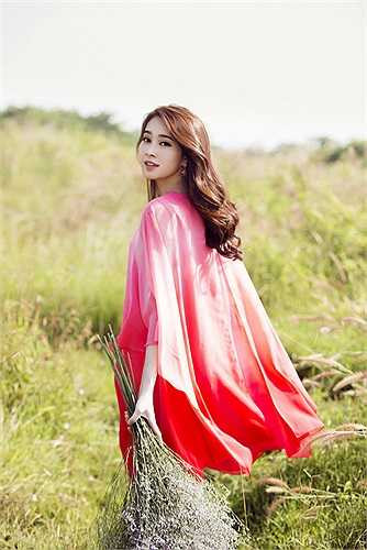 Lê Thanh Hoà chia sẻ đây là một số mẫu đầu tiên anh hé lộ từ BST sẽ được trình diễn tại tuần lễ thời trang quốc tế Việt Nam.