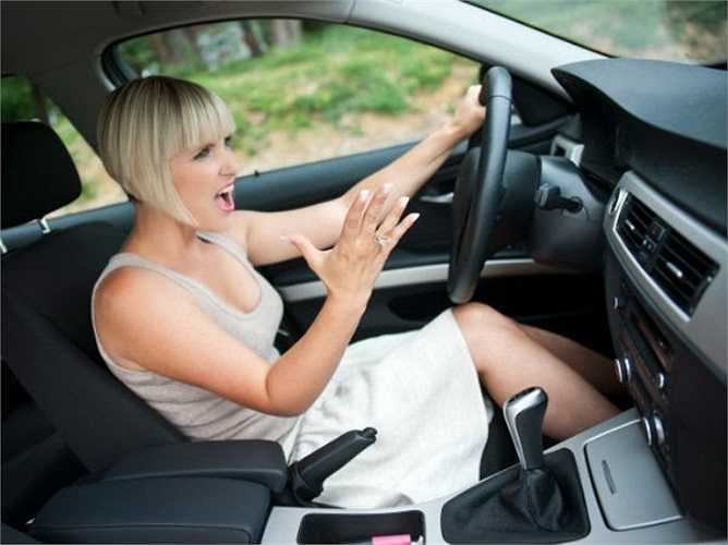 Lái xe trong tâm trạng cáu gắt, bực bội có thể dẫn đến nguy hiểm. David Narang, tiến sĩ, nhà tâm lý học lâm sàng ở Santa Monica, California (Mỹ) cho biết, giận dữ làm hạn chế tầm nhìn khi ngồi trước vô lăng nên nguy cơ rủi ro rất cao. 