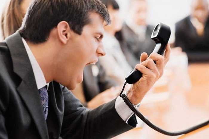 Nói điện thoại: Khi nói chuyện qua điện thoại bạn sẽ không thể nắm bắt được ý đồ của đối phương cũng như không thấy được nét mặt của họ. Vì vậy, khi cãi nhau hoặc nói chuyện điện thoại lúc nóng giận chỉ làm cho tình huống thêm tồi tệ mà thôi. 