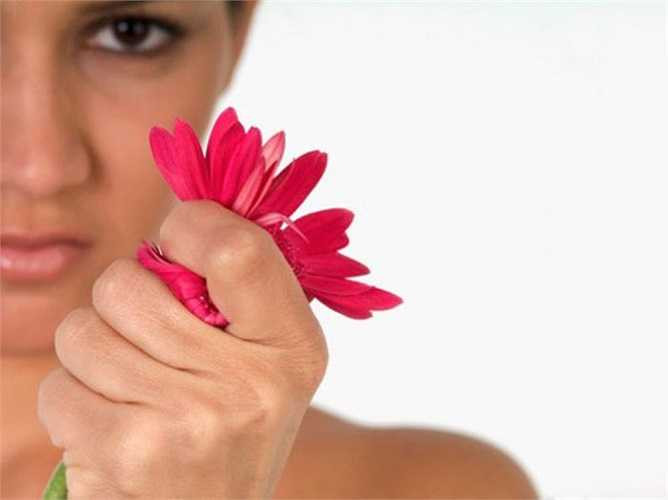 Giữ lại mối hận thù: Chỉ làm bạn nghĩ về những điều sai trái mà người đó đã làm, từ đó khiến tâm trạng bạn ngày càng cảm thấy tồi tệ hơn. Thay vào đó, lòng vị tha và lãng quên lỗi lầm của người khác sẽ giúp bạn được sống một cuộc sống không có bóng dáng của cảm xúc tiêu cực.