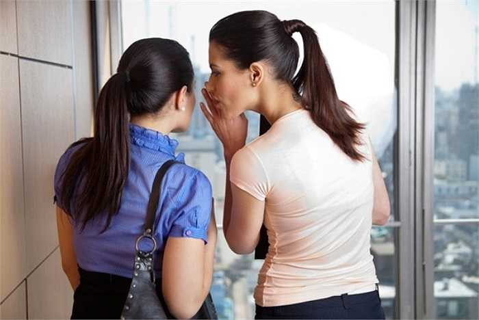 Nói chuyện với tất cả mọi người: Nếu việc chia sẻ không đúng người, họ có thể hiểu lầm và bắt đầu nói xấu về bạn và cuộc sống của bạn với người khác.