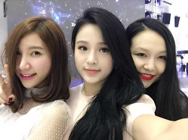 Hạnh Sino (trái), Huyền Baby (giữa), cùng bà xã Tuấn Hưng hot girl Hương Baby. So với bức ảnh thẻ trên kia, Huyền thay đổi khá nhiều. Ảnh: NVCC.