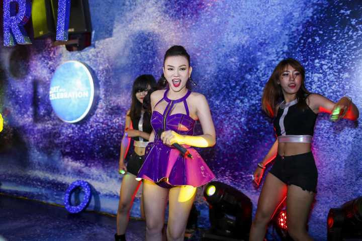 Sau đám cưới bí mật, Thu Thủy cũng dành nhiều thời gian hơn để chăm lo cho tổ ấm nhỏ. Tuy đã rất thân thuộc với các thành viên gia đình chồng, nhưng khi về một nhà, Thu Thủy vẫn có cảm giác vừa quen thuộc vừa mới mẻ.