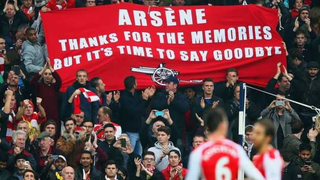 CĐV Arsenal giăng biểu ngữ đòi Arsene Wenger từ chức.