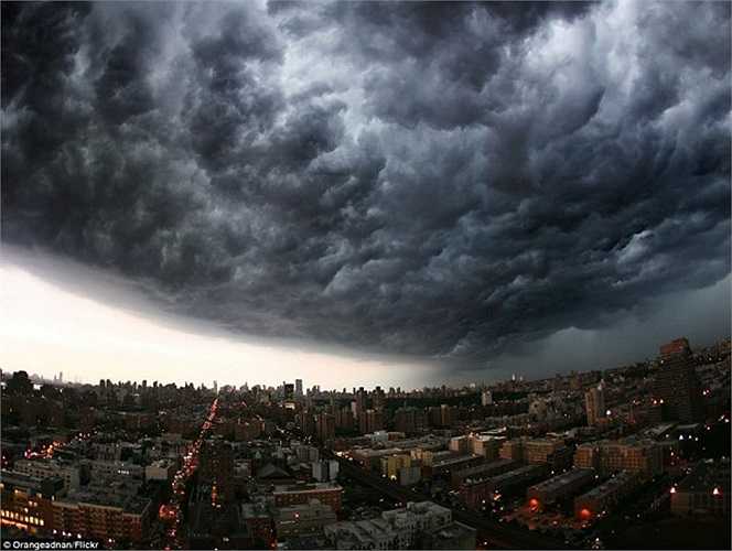 Bão Derecho là một hệ thống bão lớn được tạo thành từ giông và gió mạnh, để lại dấu vết của sự hủy diệt kinh khủng. Nguyên nhân chính của siêu bão là nhiệt độ cao tại khu vực kết hợp với luồng khí phát ra từ máy bay. 