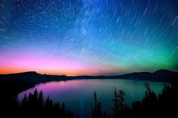 Chúng ta đều biết ánh sáng phương Bắc thường xuất hiện như xoáy màu xanh da trời và xanh lá cây trên bầu trời. Đôi khi những cơn bão mặt trời có cường độ lớn đã tạo ra kính vạn hoa đầy màu sắc và có thể nhìn thấy trong các vùng mà con người chưa từng chứng kiến.