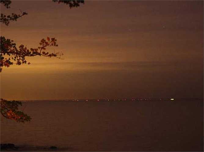 Là hiện tượng thiên nhiên hiếm gặp trong đó các tia sáng bị bẻ cong khi hướng tới bề mặt Trái Đất. Siêu khúc xạ cho phép chúng ta nhìn thấy khung cảnh tuyệt đẹp ở khoảng cách rất xa mà trong điều kiện bình thường không nhìn thấy được.