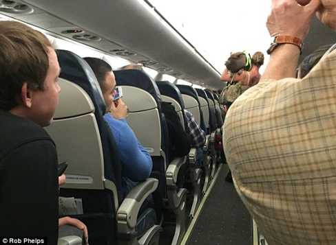 Mang theo lợn, cô gái xinh đẹp bị đuổi khỏi máy bay