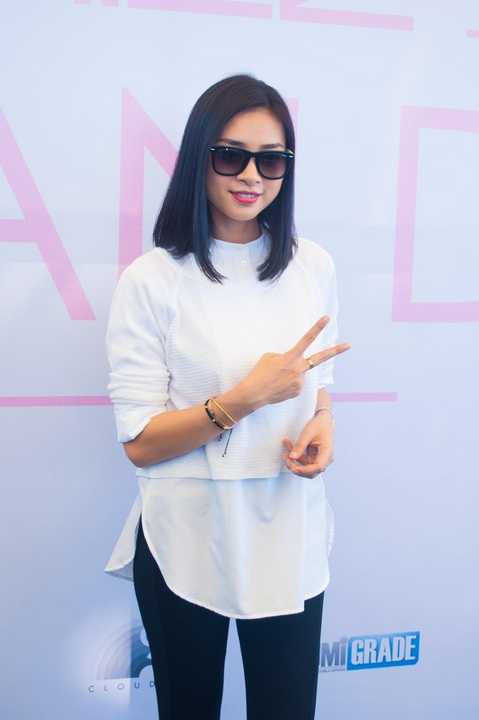  Tuy không có nhiều thời gian hỗ trợ nhưng chị vẫn luôn âm thầm theo dõi những bước đi của mình. Chị hy vọng em sẽ tiếp tục cố gắng hơn nữa trong sự nghiệp của mình'.