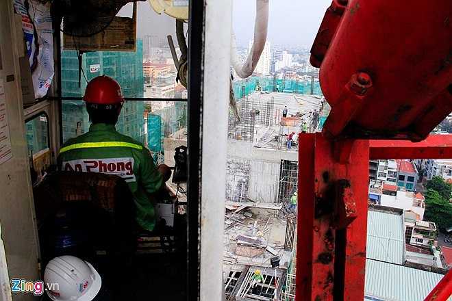 Cần trục tháp là một thiết bị khổng lồ và phức tạp, mọi sơ xuất nhỏ đều có thể gây hậu quả lớn vì vậy các yếu tố an toàn luôn được coi trọng như: vị trí lắp tháp không lún sụt, chắc chắn, cáp, phanh thường xuyên kiểm tra, cabin, cửa sổ phải được chiếu sáng đầy đủ.