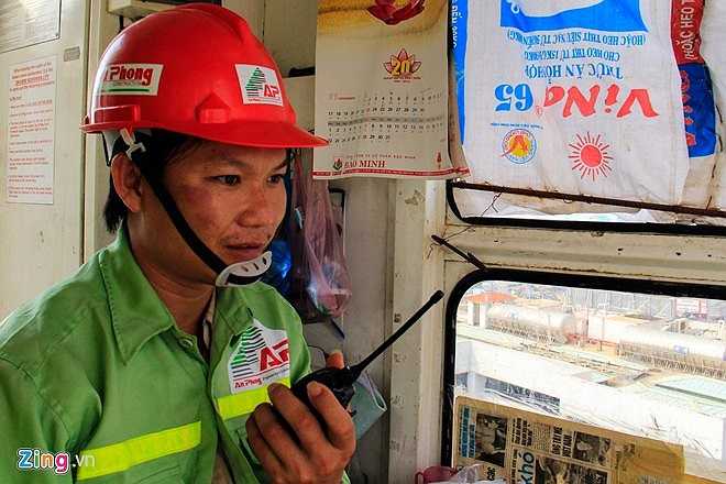 Anh Nguyễn Tấn Trình người Tư Nghĩa, Quảng Ngãi năm nay 30 tuổi có hơn 5 năm kinh nghiệm lái cẩu tháp chia sẻ: 'Công việc này đòi hỏi phải chấp hành các quy tắc an toàn rất chặt chẽ. Máy móc là một chuyện nhưng ý thức của người lái cẩu tháp là điều quan trọng nhất để vận hành cẩu an toàn tuyệt đối'.