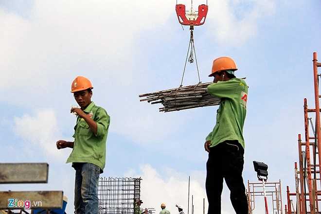 Trước khi lái cần trục tháp, anh phải học qua các lớp nghiệp vụ chuyên môn, sau đó sẽ làm một thời gian ở vị trí phụ điểu khiển bộ đàm trên công trình, hướng dẫn cho lái chính.