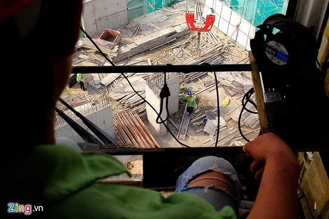 Đối với nghề này có nhiều nguy hiểm và áp lực như leo lên cần trục tháp để làm việc. Làm việc thường xuyên trên cao, chịu nắng gió khắc nghiệt, luôn ở trạng thái tập trung cao độ để đảm bảo an toàn.