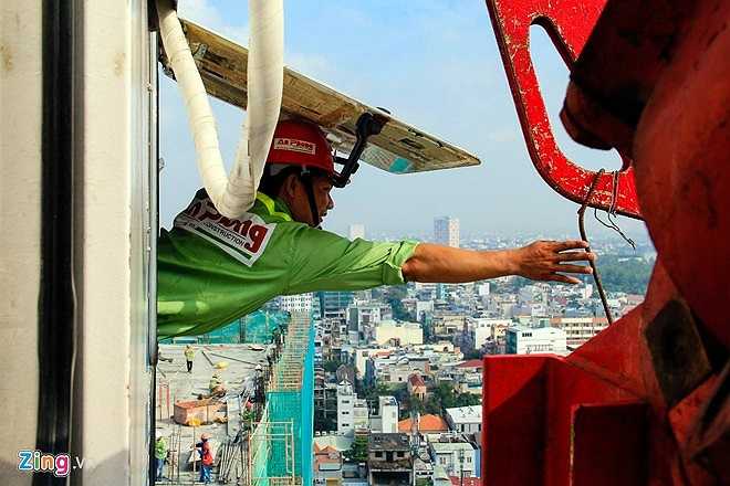 Bên cạnh đó người làm việc trên cần trục tháp lâu ngày phải đối mặt với “cô đơn” vì ít có dịp trao đổi trò chuyện cùng đồng nghiệp. Nhiều khi công việc cấp tập, người lái cẩu tháp phải dùng bữa trưa đạm bạc bằng 1 ổ bánh mỳ đưa lên bằng đường cần trục.